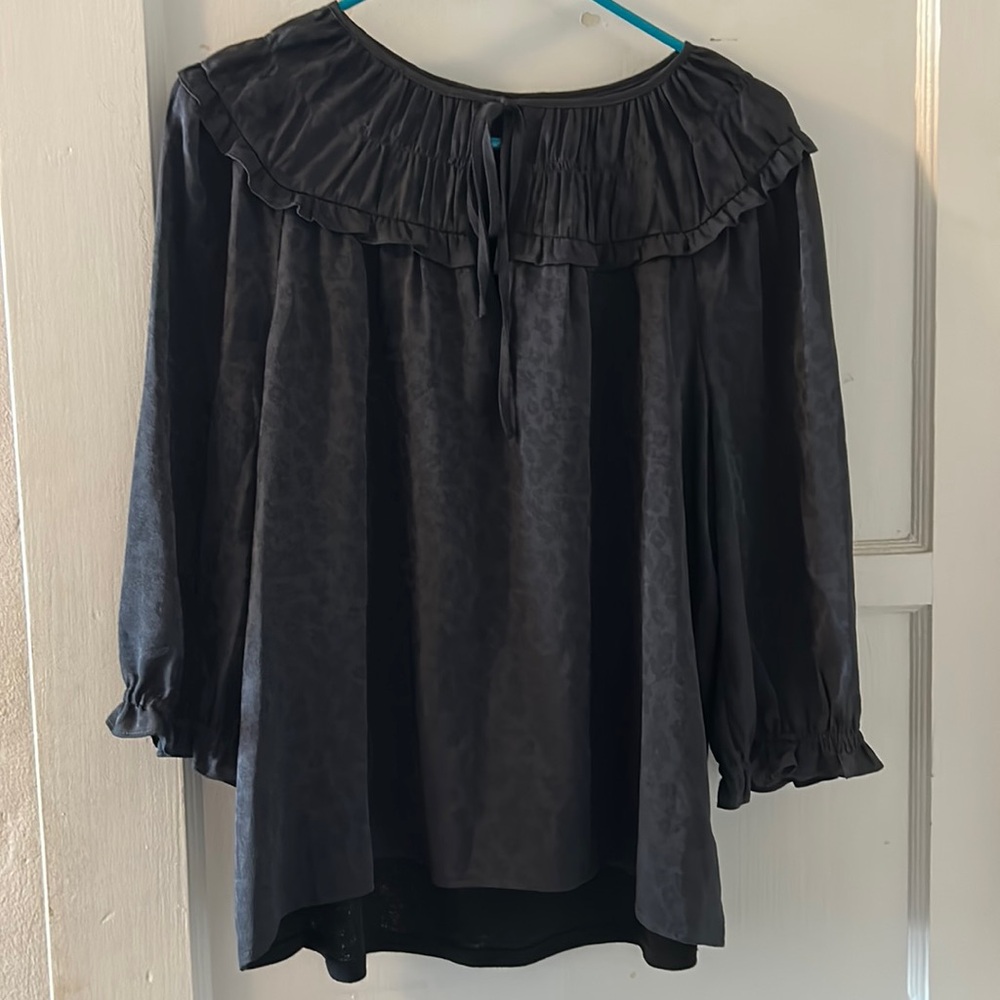 DONATING SOON - MAKE OFFERS! 
Current Air Blouse